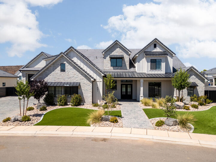 Property Photo: 831 E Queensridge Dr UT 84780