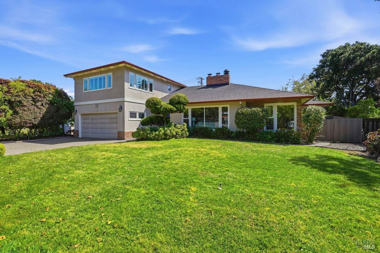 Property Photo:  2 Via La Cumbre  CA 94904 