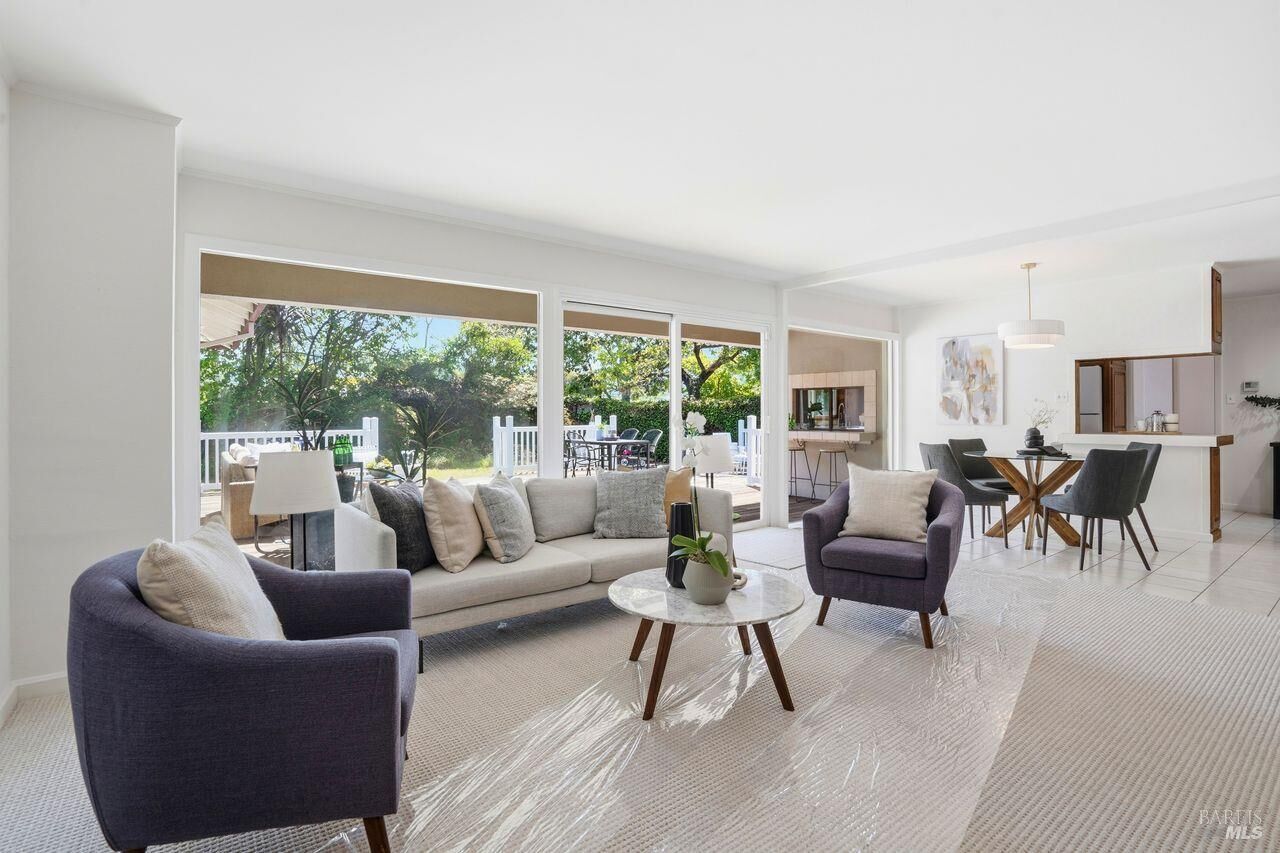 Property Photo:  2 Via La Cumbre  CA 94904 