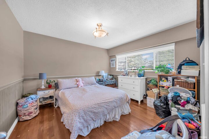 959 Caithness Crescent — photo 1