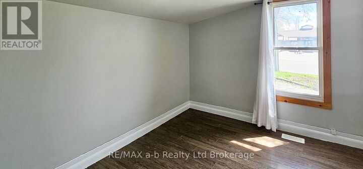 Property Photo:  311 Talbot Street West  ON N5H 1K3 