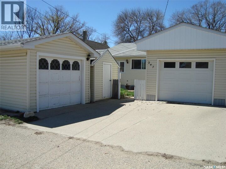 Property Photo:  247 9th Avenue NW  SK S9H 1A6 