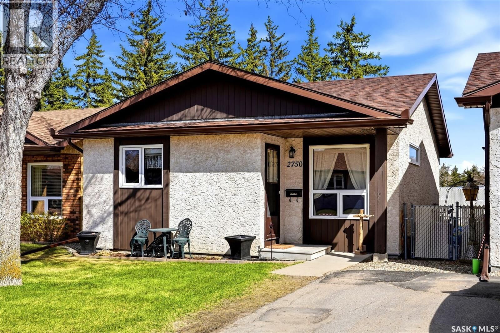 Property Photo:  2750 Meadow Lane E  SK S4V 1L6 