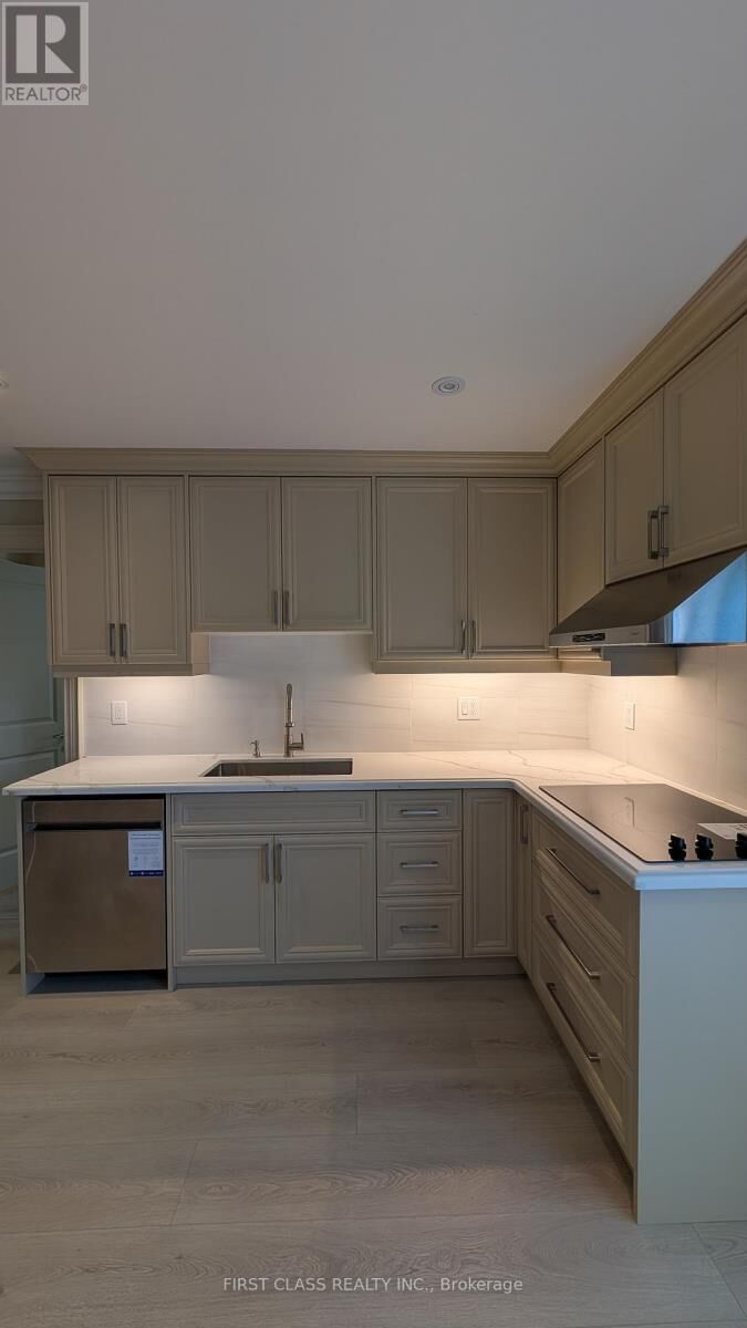 Property Photo:  424 Roehampton Avenue Main  ON M4P 1S4 