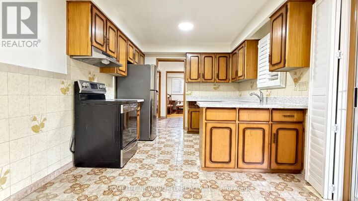 Property Photo:  27 Bowhill Crescent Main  ON M2J 3S1 