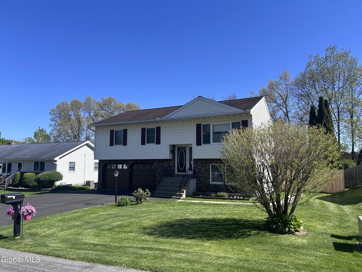 Property Photo:  6 Rolling Hills Road  NY 12309 