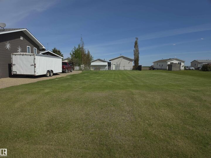 40 Woodbend Crescent — photo 1