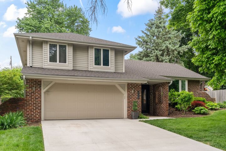 Property Photo:  612 34th Place  IA 50265 
