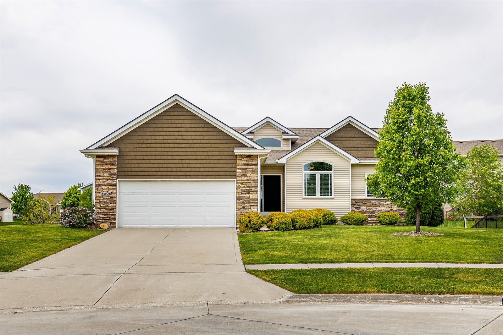 Property Photo:  5008 NE Ledgestone Drive  IA 50021 