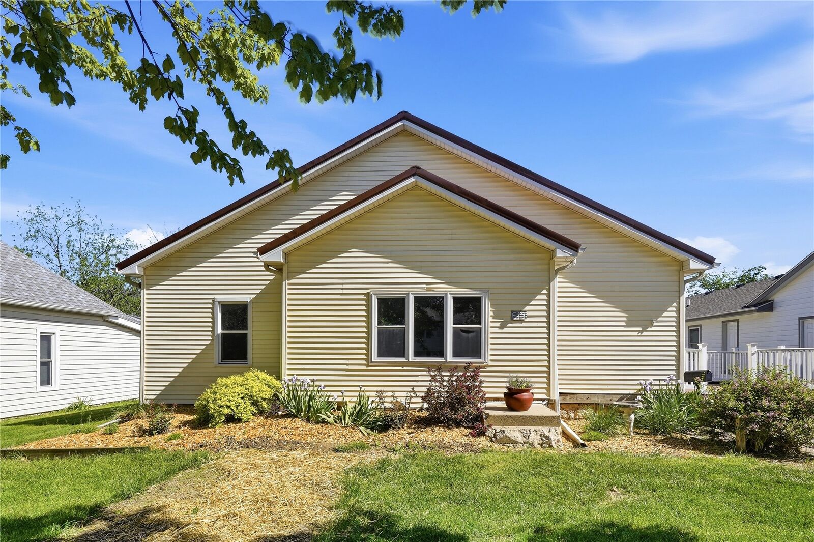 Property Photo:  613 E Buchanan Street  IA 50273 