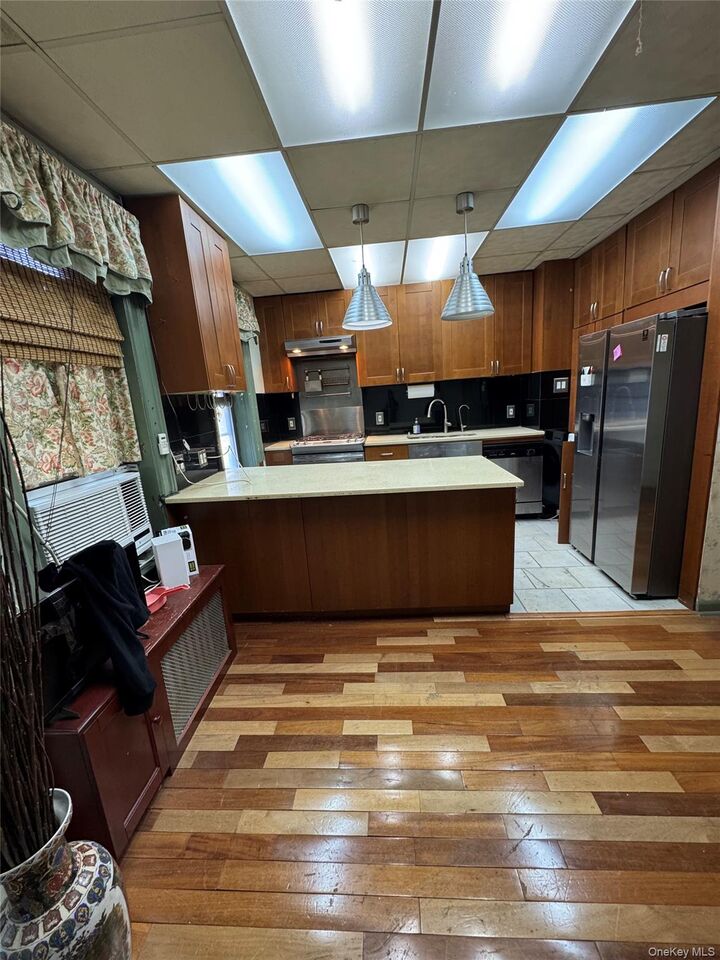 Property Photo: 2922 Barnes Avenue 5F NY 10467