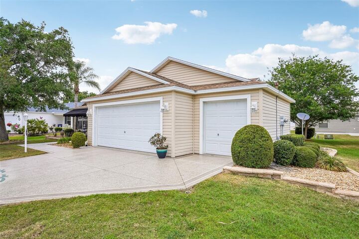 Property Photo:  447 Foster Place  FL 32162 