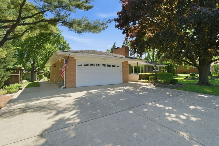 Property Photo:  20W545 Moreland Avenue  IL 60101 