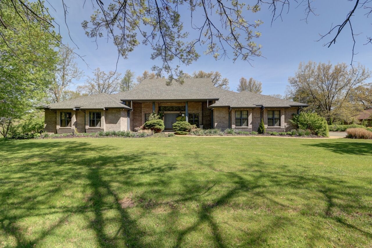 Property Photo:  3900 Valley Oaks Drive  IA 52732 