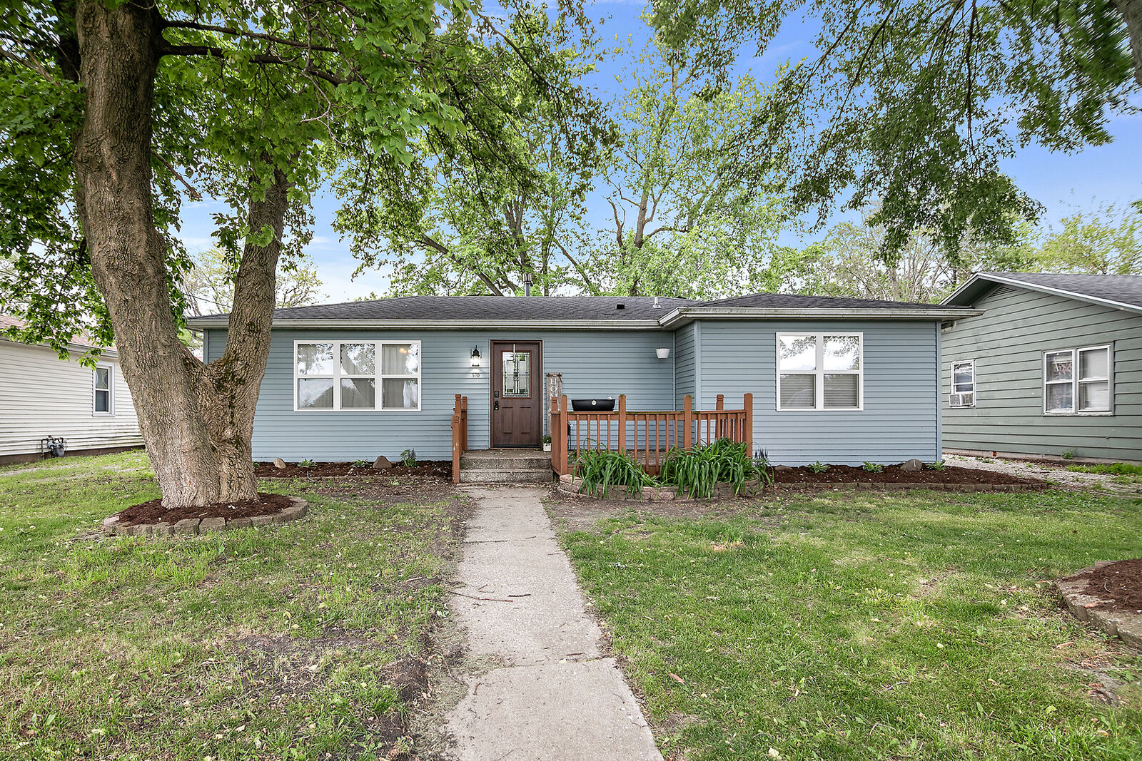 Property Photo: 570 E 2nd Avenue IL 60927