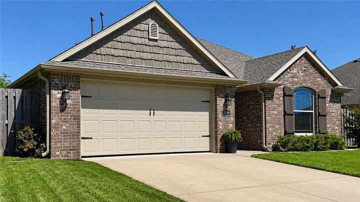 Property Photo:  2909 E 4th Street  AR 72758 