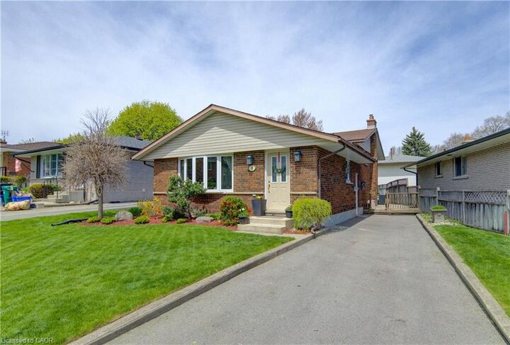Property Photo:  10 Bosworth Crescent  ON N2E 1Z1 