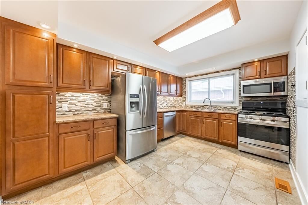 Property Photo:  172 Fennell Avenue E Upper  ON L9A 1S3 