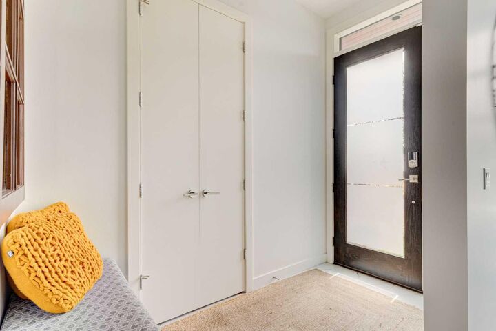 Photo de la propriété:  2304 4 Avenue NW  AB T2N 0N9 