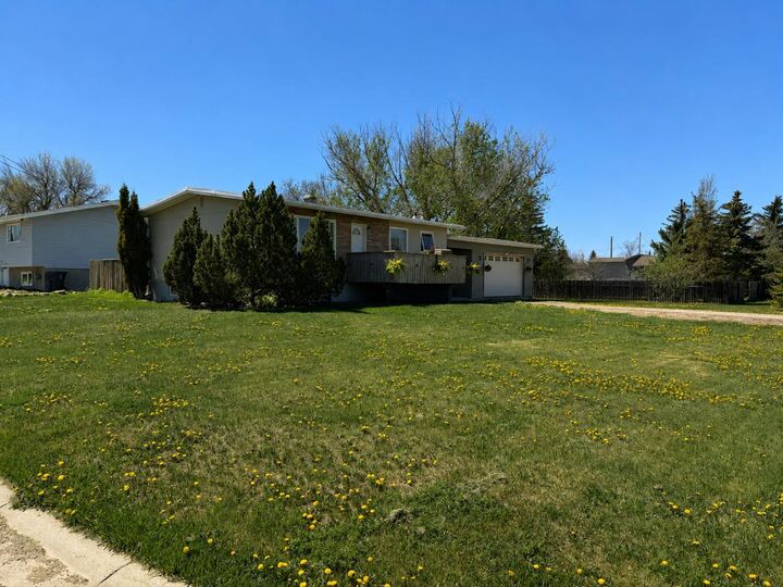 Property Photo:  422 3rd Ave  AB T0K 2E0 