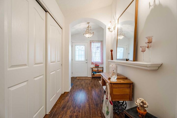 Property Photo:  41 Everridge Court SW  AB T2J 6A3 