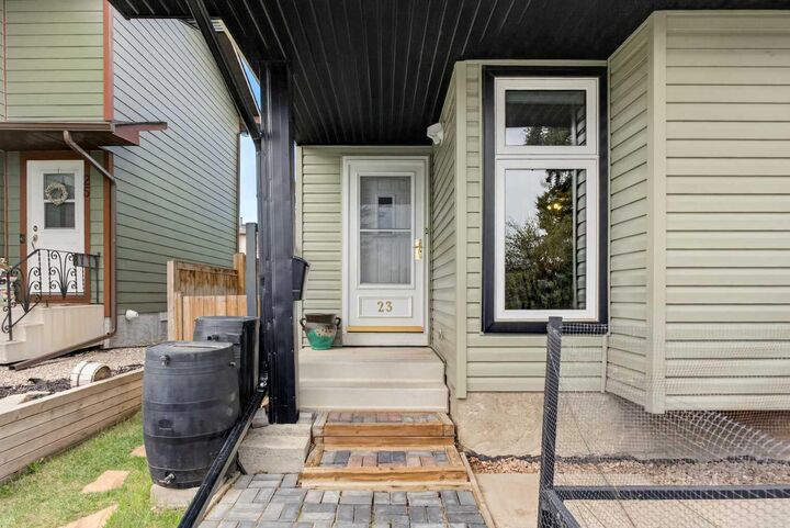 Property Photo:  23 Bermuda Place NW  AB T3K 1H4 