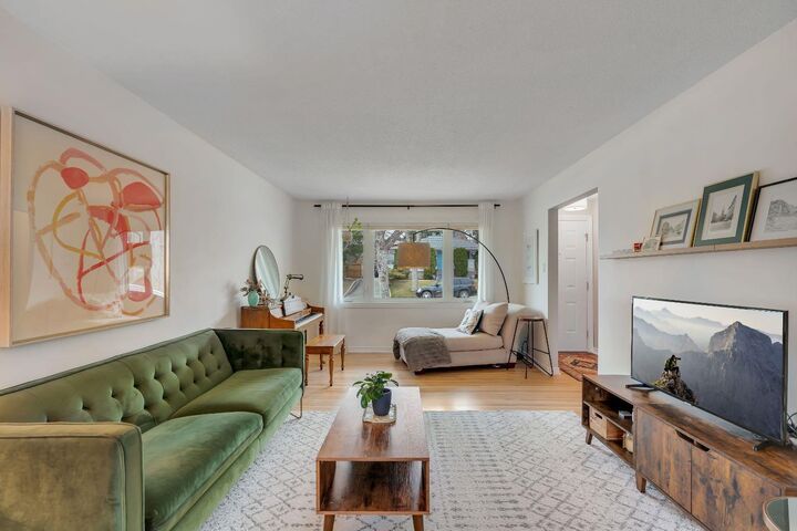 Property Photo:  254 Hendon Drive NW  AB T2K 1Z5 