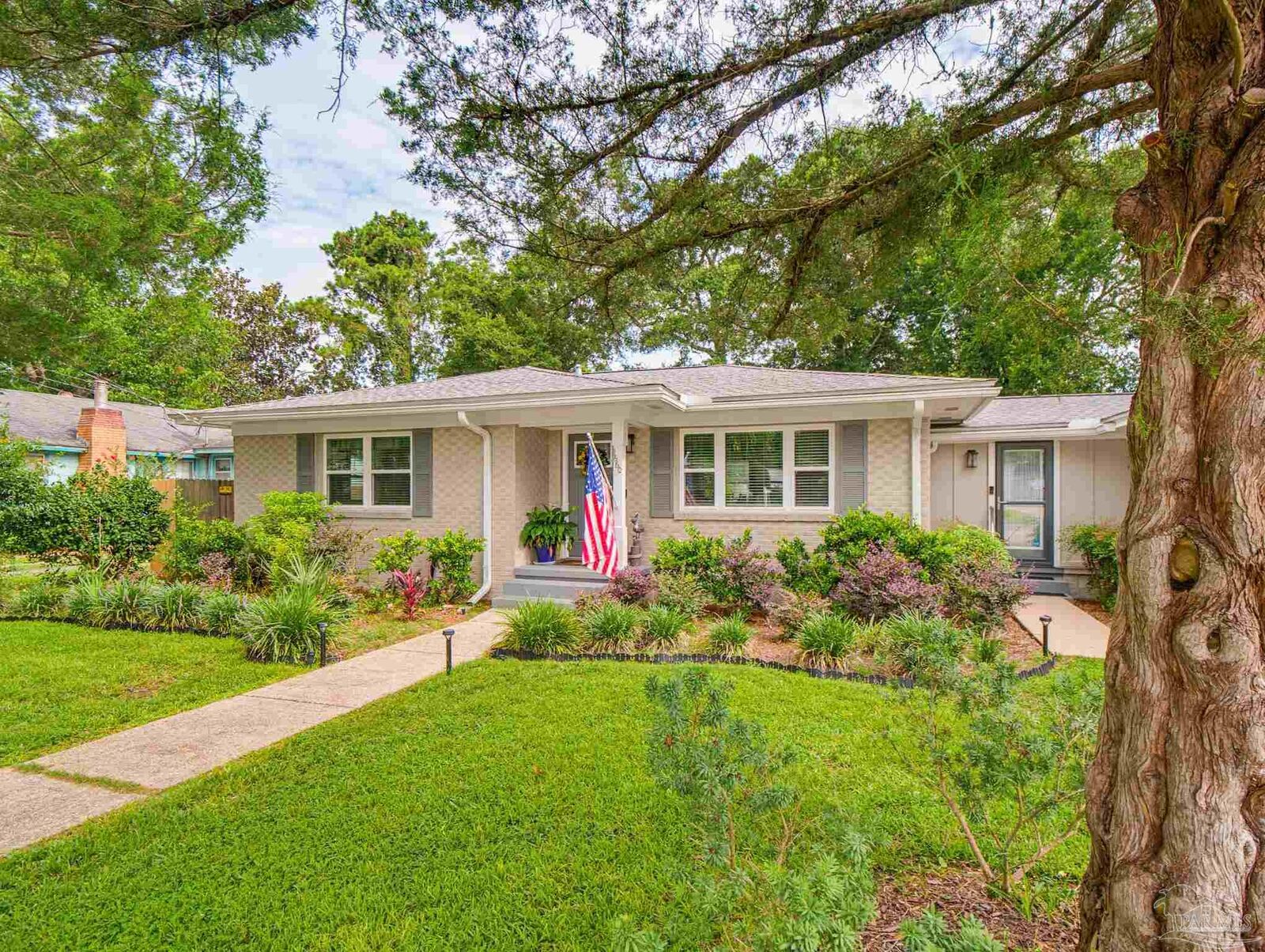 Property Photo: 1660 E Cross St FL 32503
