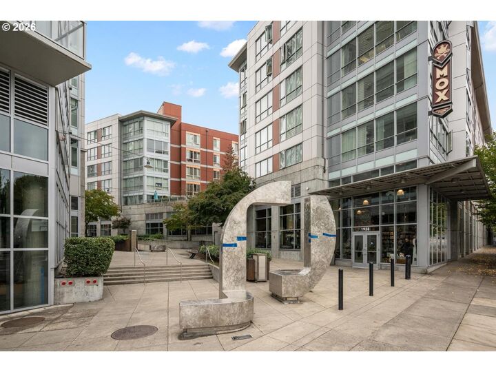 Property Photo:  1926 W Burnside St 919  OR 97209 