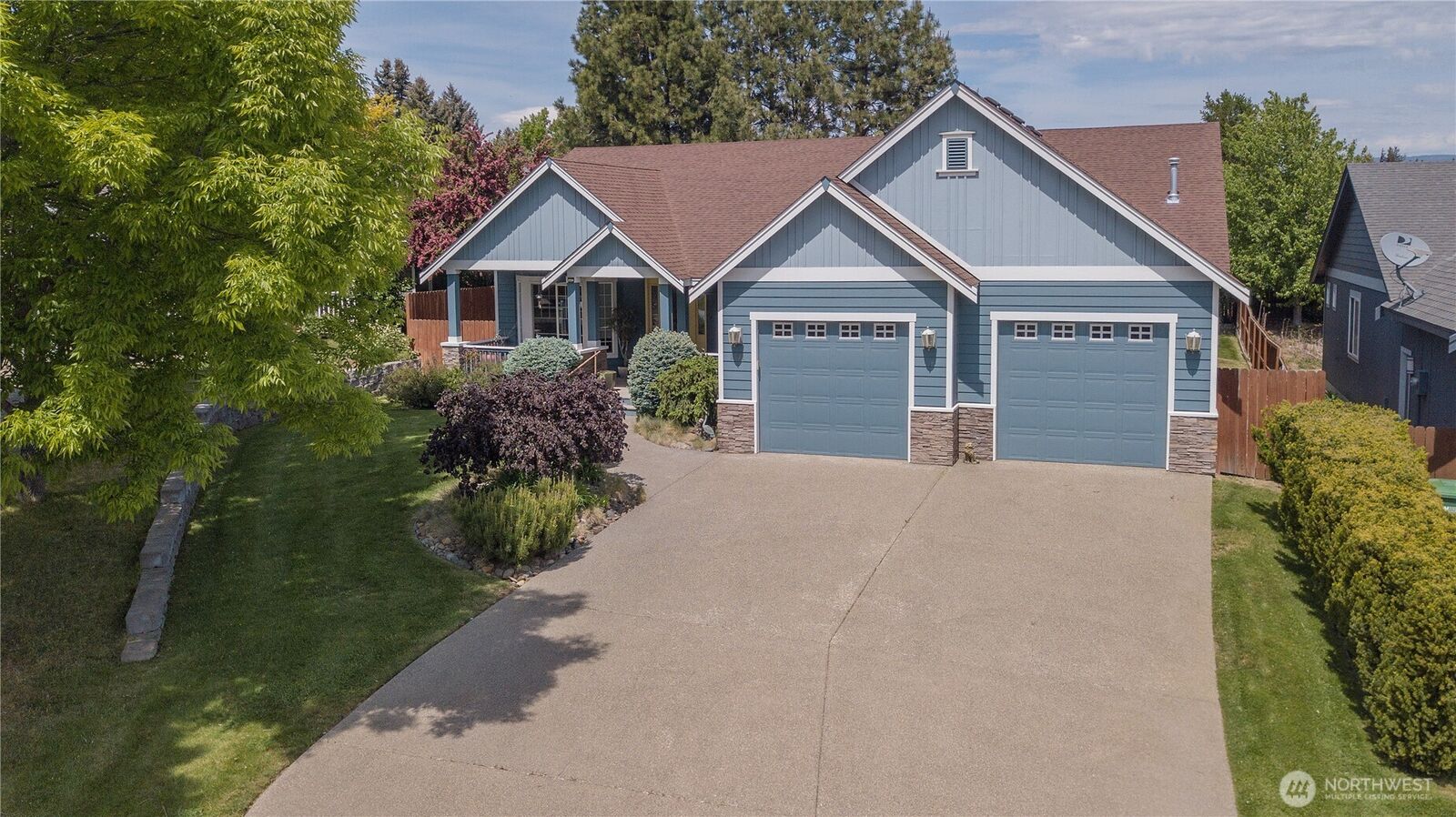 Property Photo:  1611 E Canterbury Drive  WA 98926 