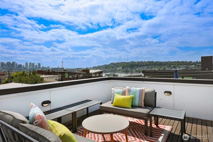 Property Photo: 2366 Franklin Avenue E B WA 98102