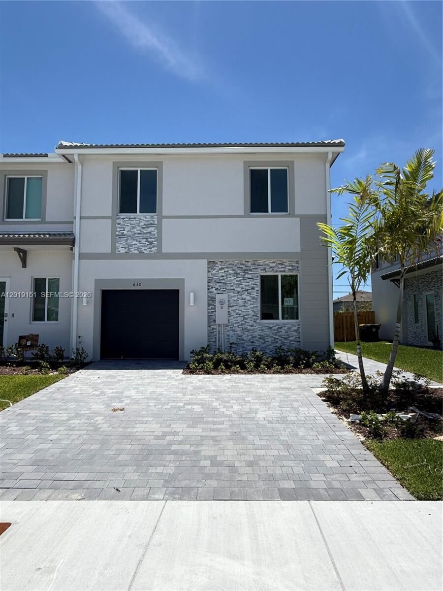 Property Photo:  630 SE 15th St 630  FL 33034 
