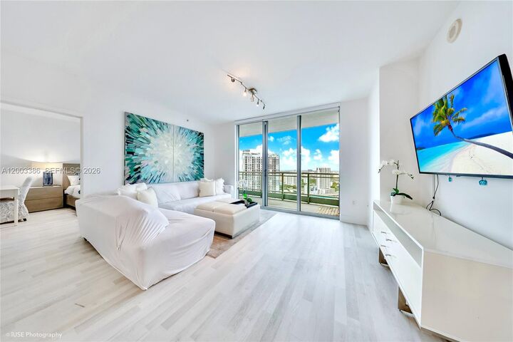 Property Photo:  90 SW 3rd St 3109  FL 33130 