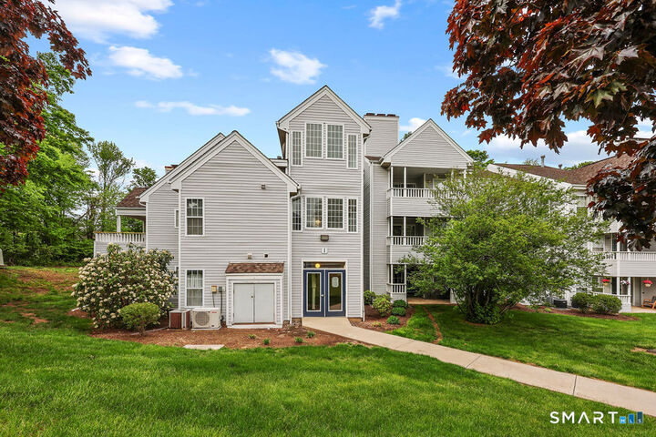 Property Photo:  1 Forest Glen Circle 9  CT 06457 
