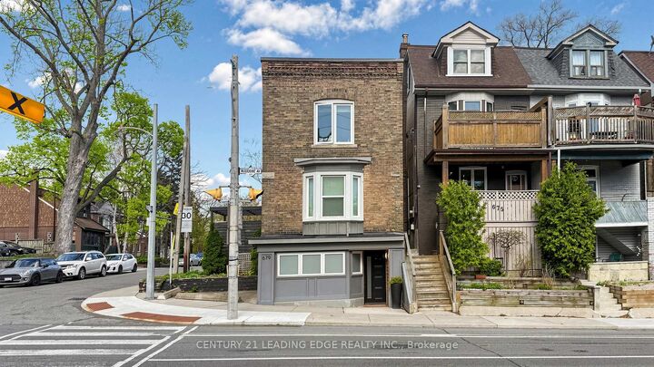 Photo de la propriété:  679 Woodbine Avenue Main  ON M4E 2J3 