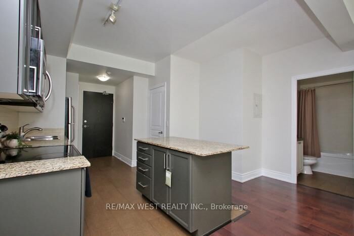 Property Photo: 225 Webb Drive 903 ON L5B 4P2