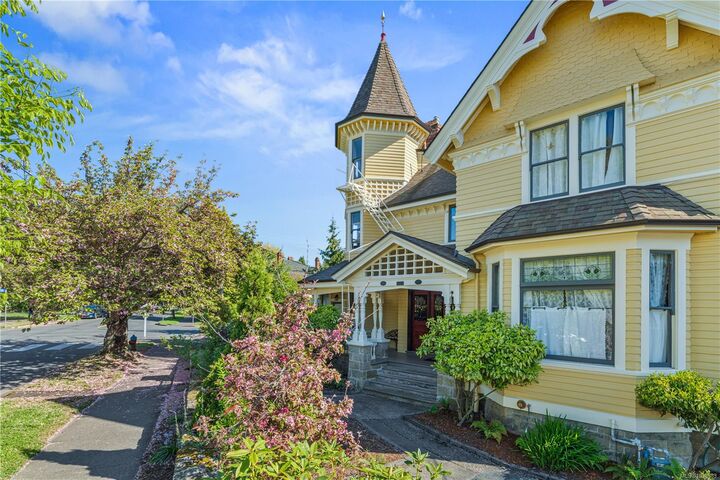 Property Photo: 1171 Rockland Ave BC V8V 3H8