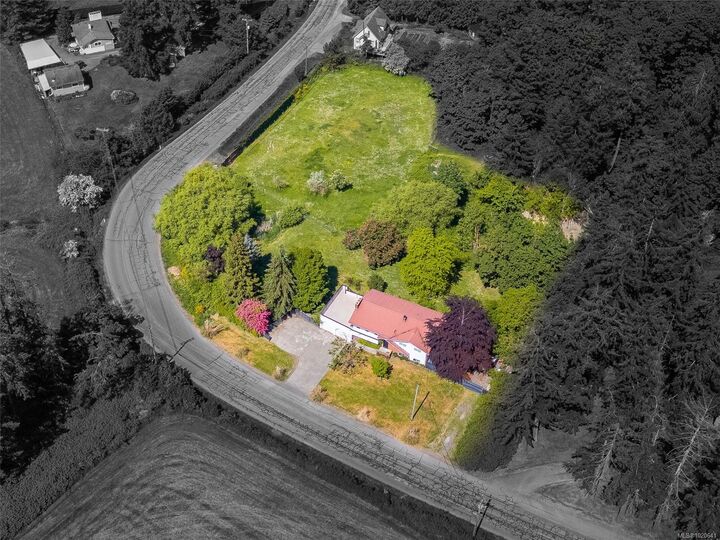 Property Photo: 1435 Cherry Point Rd BC V0R 1N2