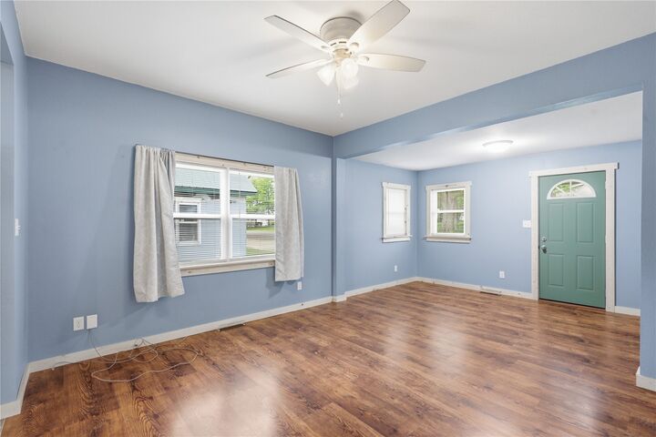 Property Photo:  216 Lewis Street  IA 52313 