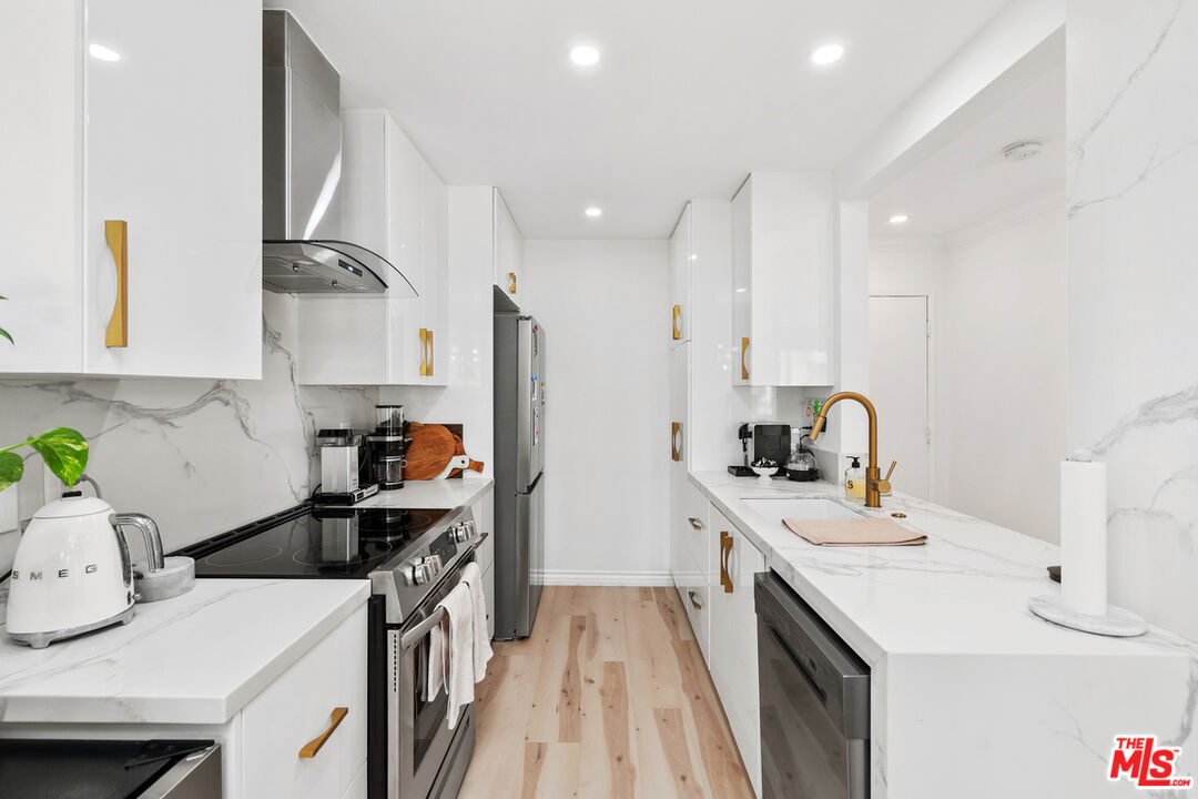 Property Photo:  1222 N Olive Dr  CA 90069 