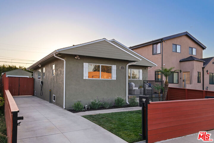 Property Photo:  6227 Long St  CA 90043 
