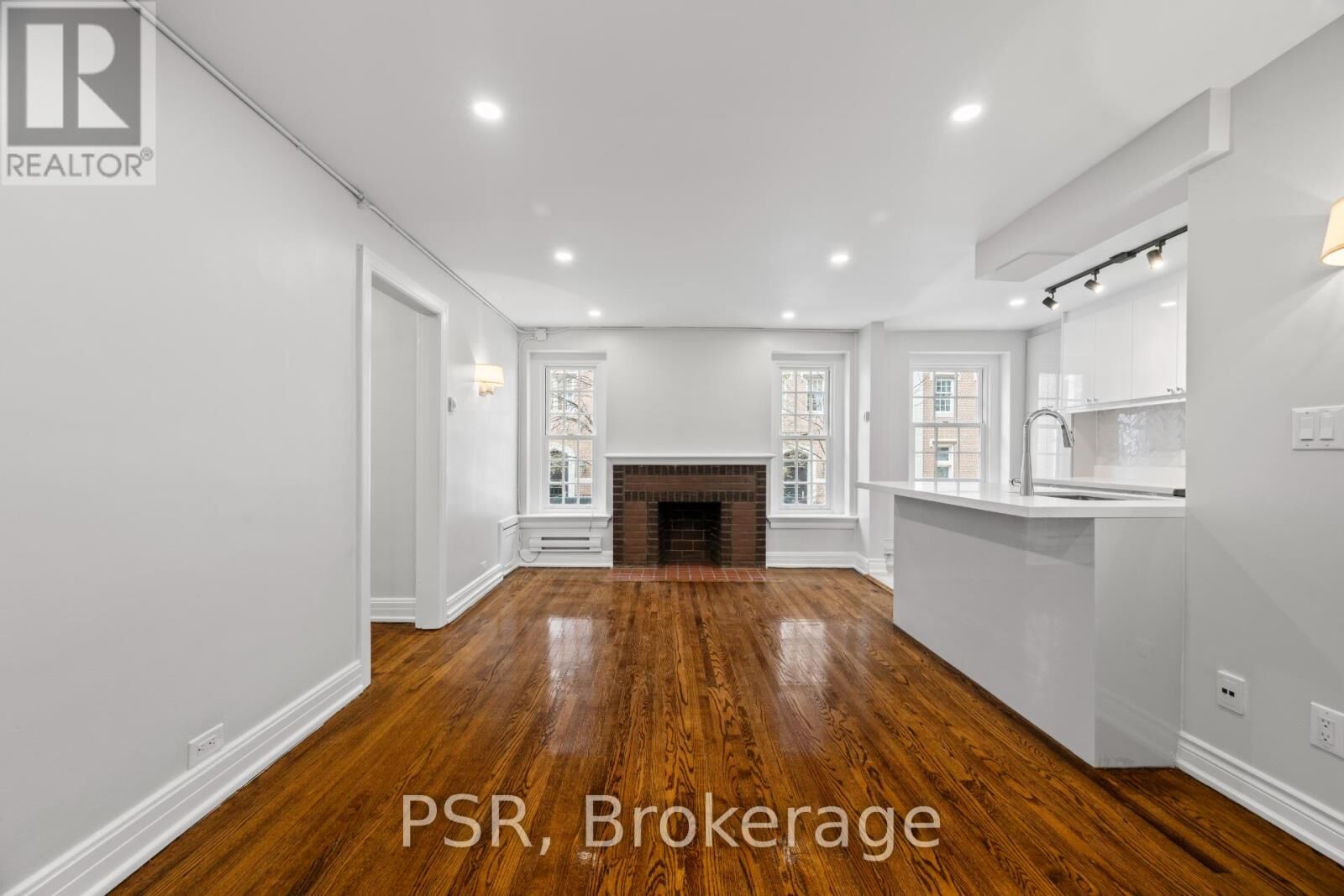 Property Photo:  8 St Thomas Street 24  ON M5S 2B8 