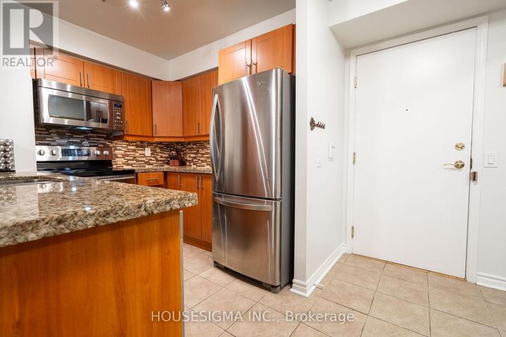 Property Photo:  35 Kingsbridge Garden Circle 513  ON L5R 3Z5 
