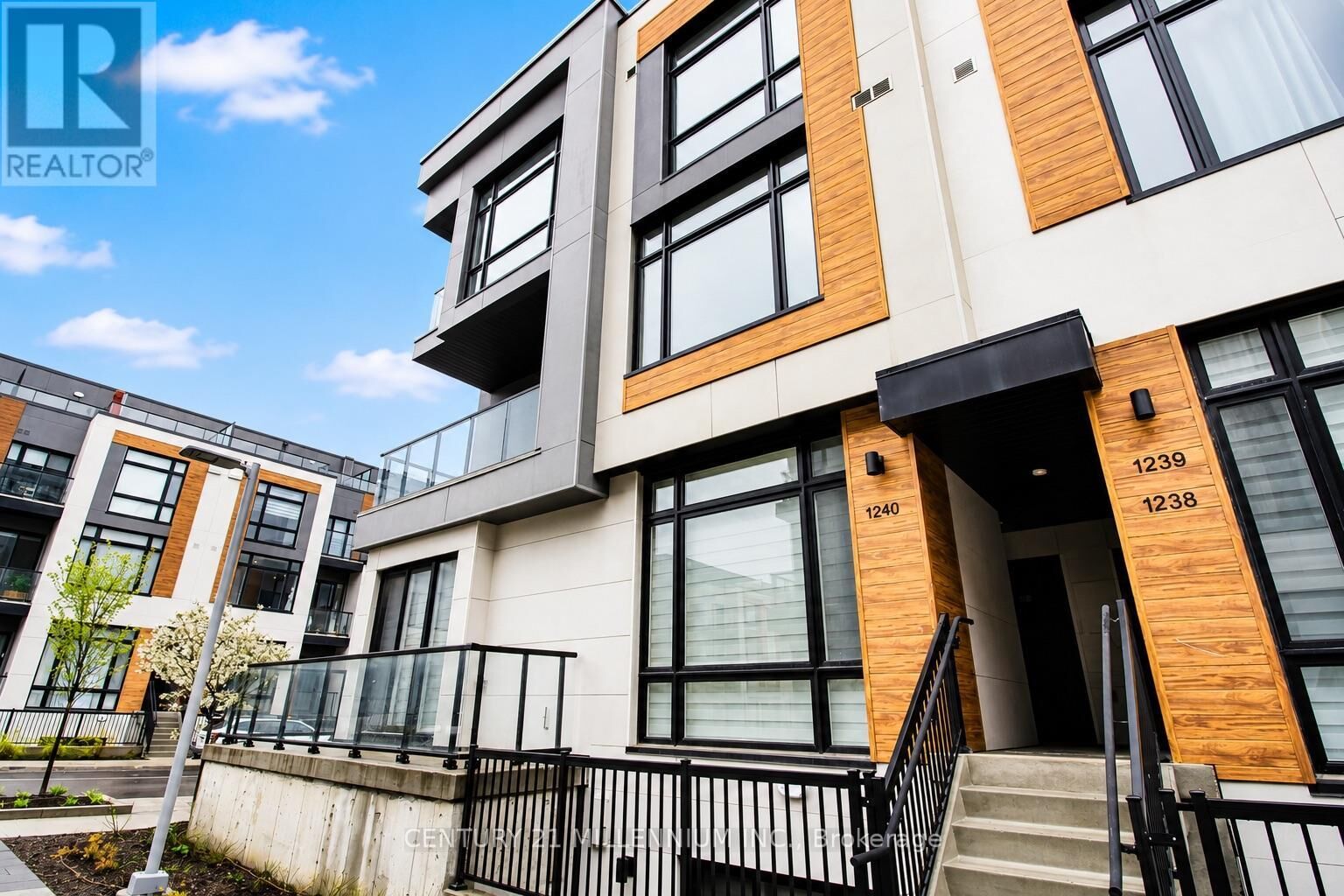 Property Photo:  10 David Eyer Road 1240  ON L4S 0N3 