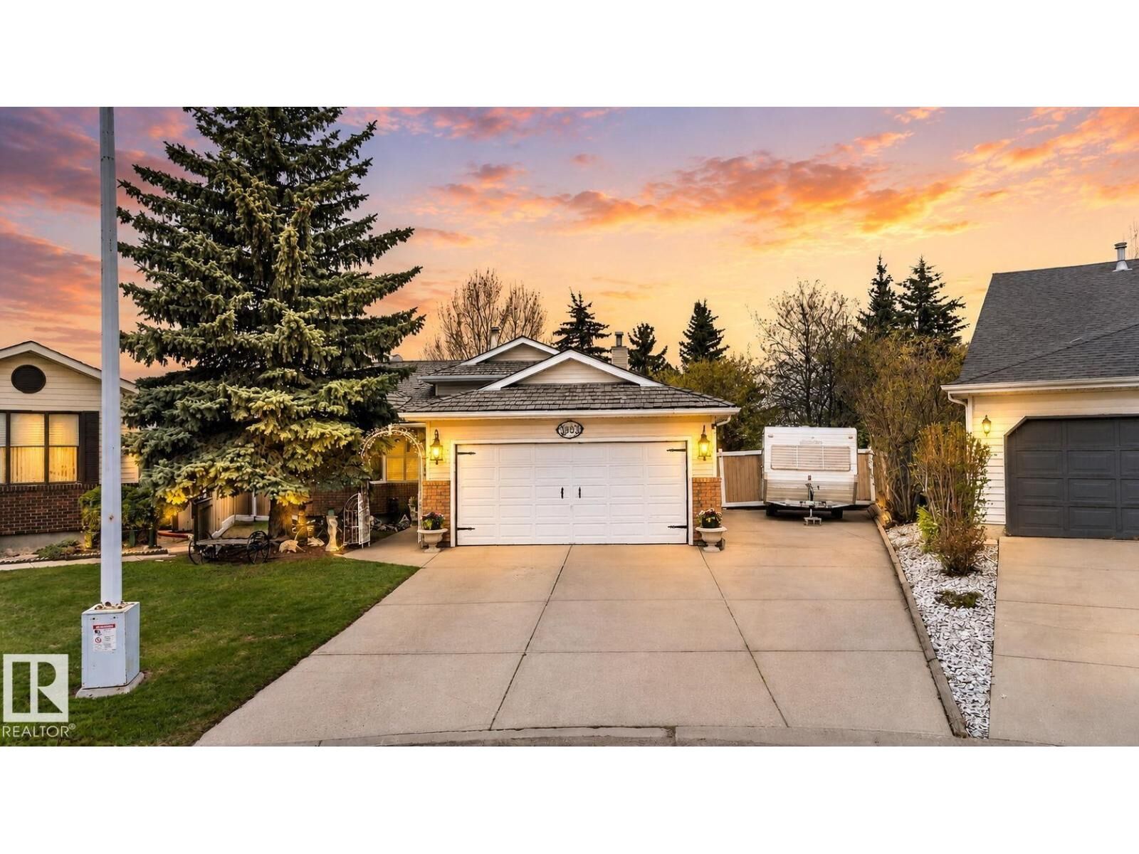 Property Photo:  3332 44B Av NW  AB T6T 1E8 
