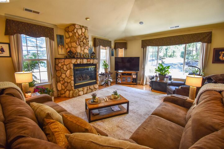 Property Photo: 19090 Canaan Court CA 95370