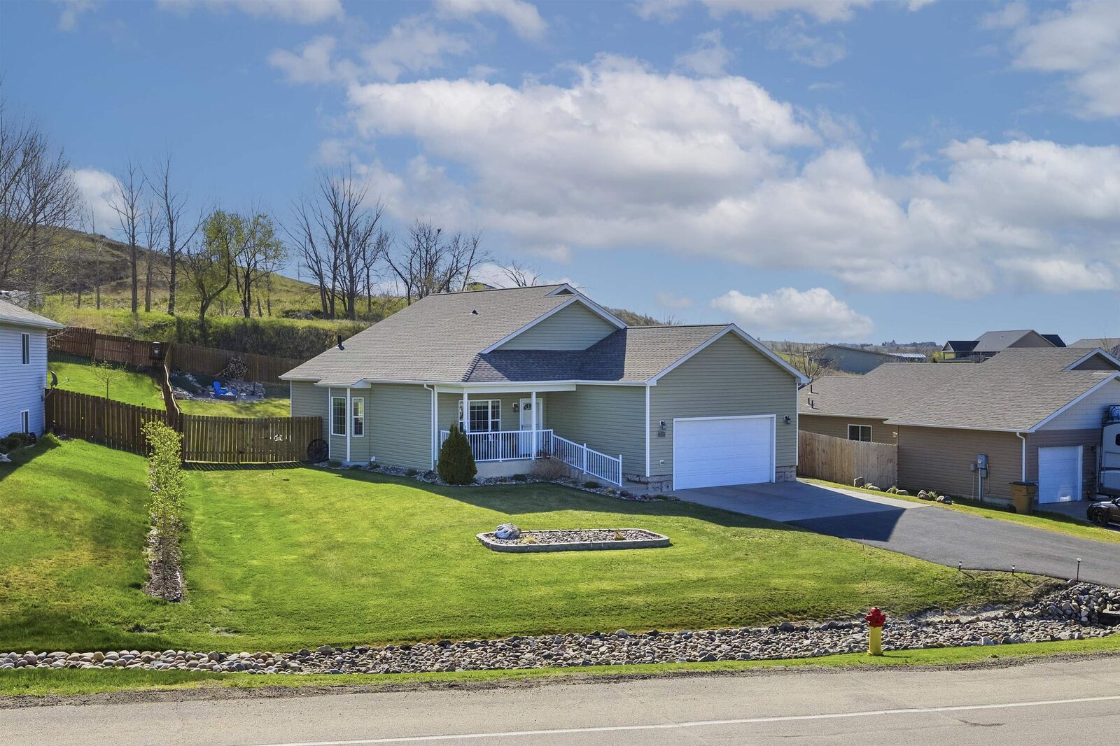 Property Photo:  1721 Rivers Edge Dr SE  ND 58701 