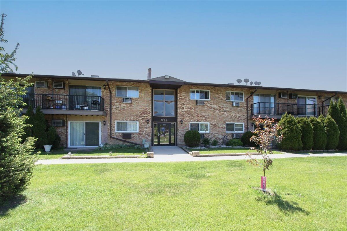Property Photo:  834 E Old Willow Road 209  IL 60070 