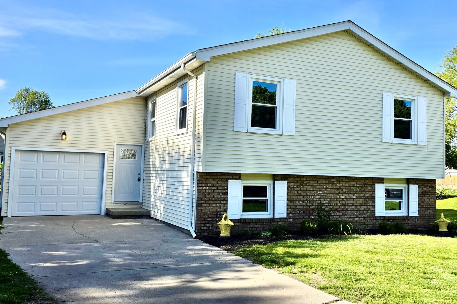 Property Photo:  2602 Kapok Drive  IL 61704 