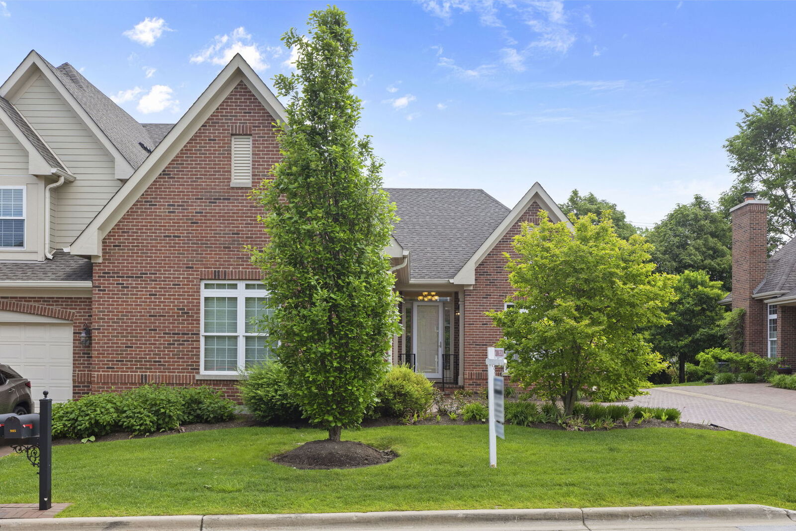 Property Photo:  905 Hickory Drive  IL 60558 